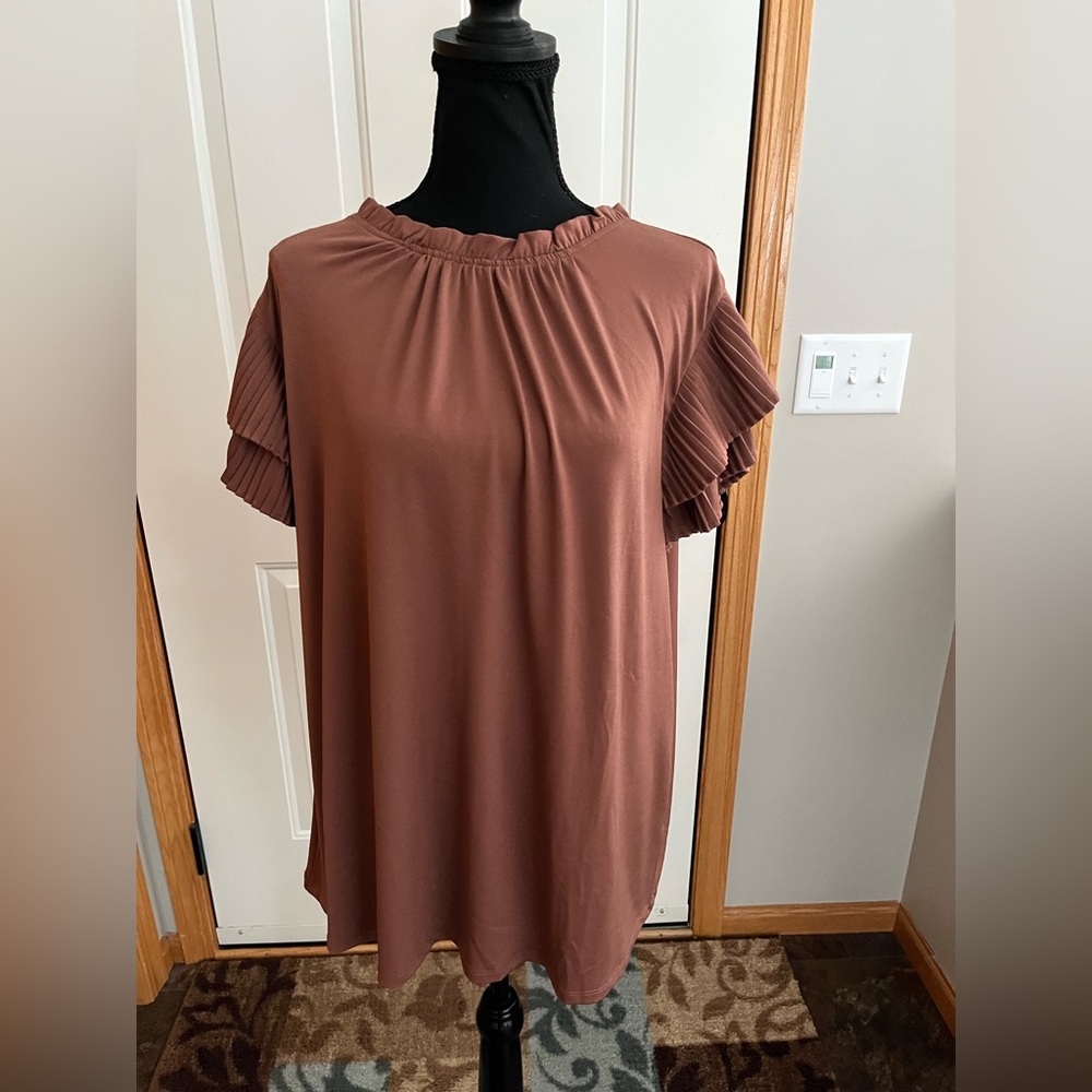 New women’s Adrianna Papell brown ruffle pleated short sleeve top blouse.Size 2X